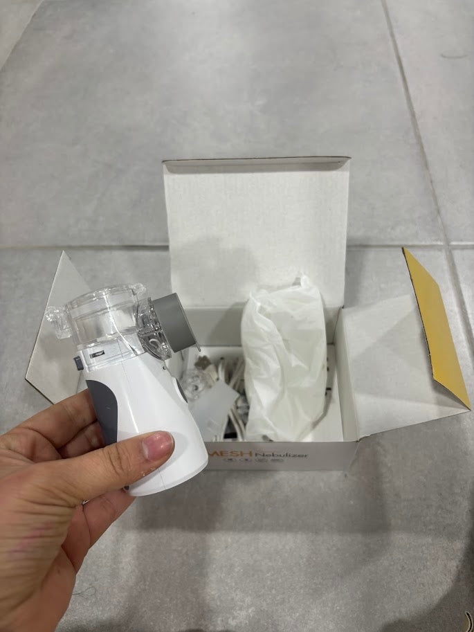 Nebulizador portátil de malla en la mano